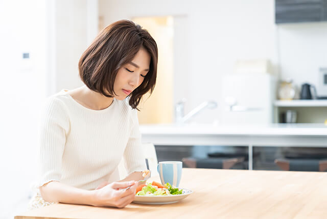 食欲不振な女性