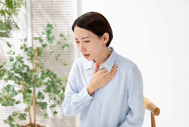 吐き気を催している女性