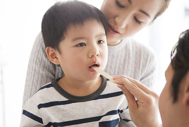 喉の検査を受ける男の子